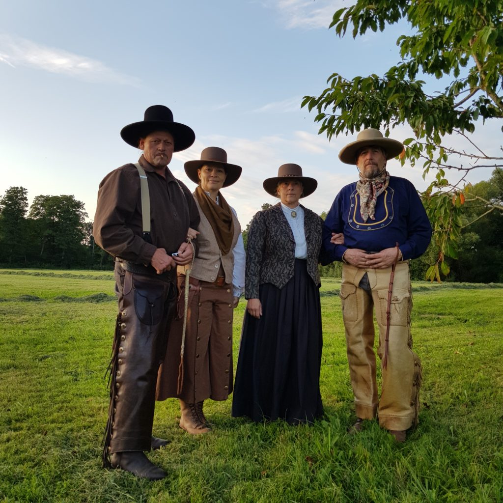 Authentic Camp 2021 - Cowboys with ladies in the evening